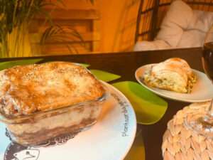 Vegan hoofdgerecht: Lasagne Bolognese met een lookbroodje