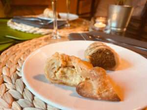 Vegan snacks: kaas, pastei en worstenbroodje